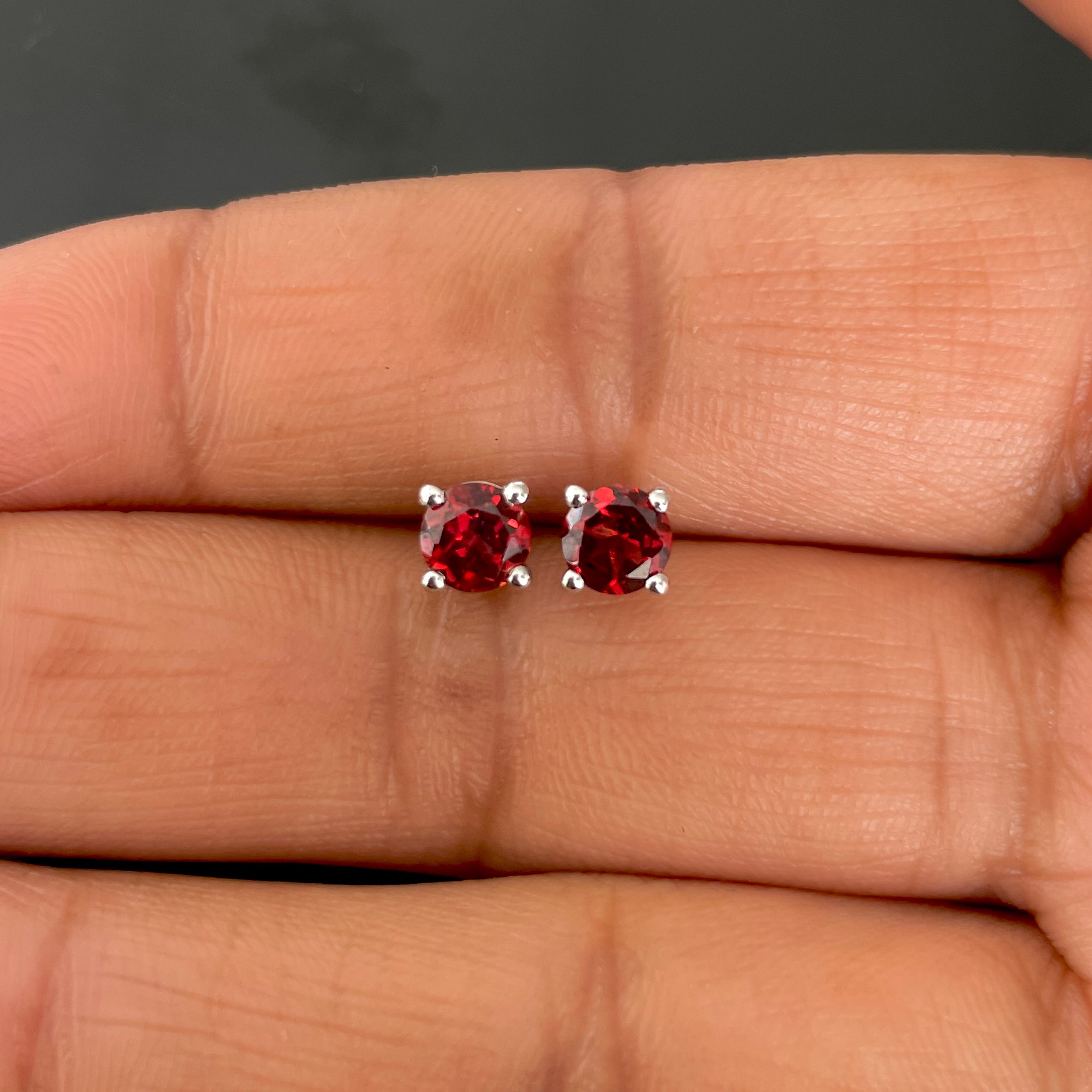 Garnet Stud Earring-(GAR-SE-1321.)