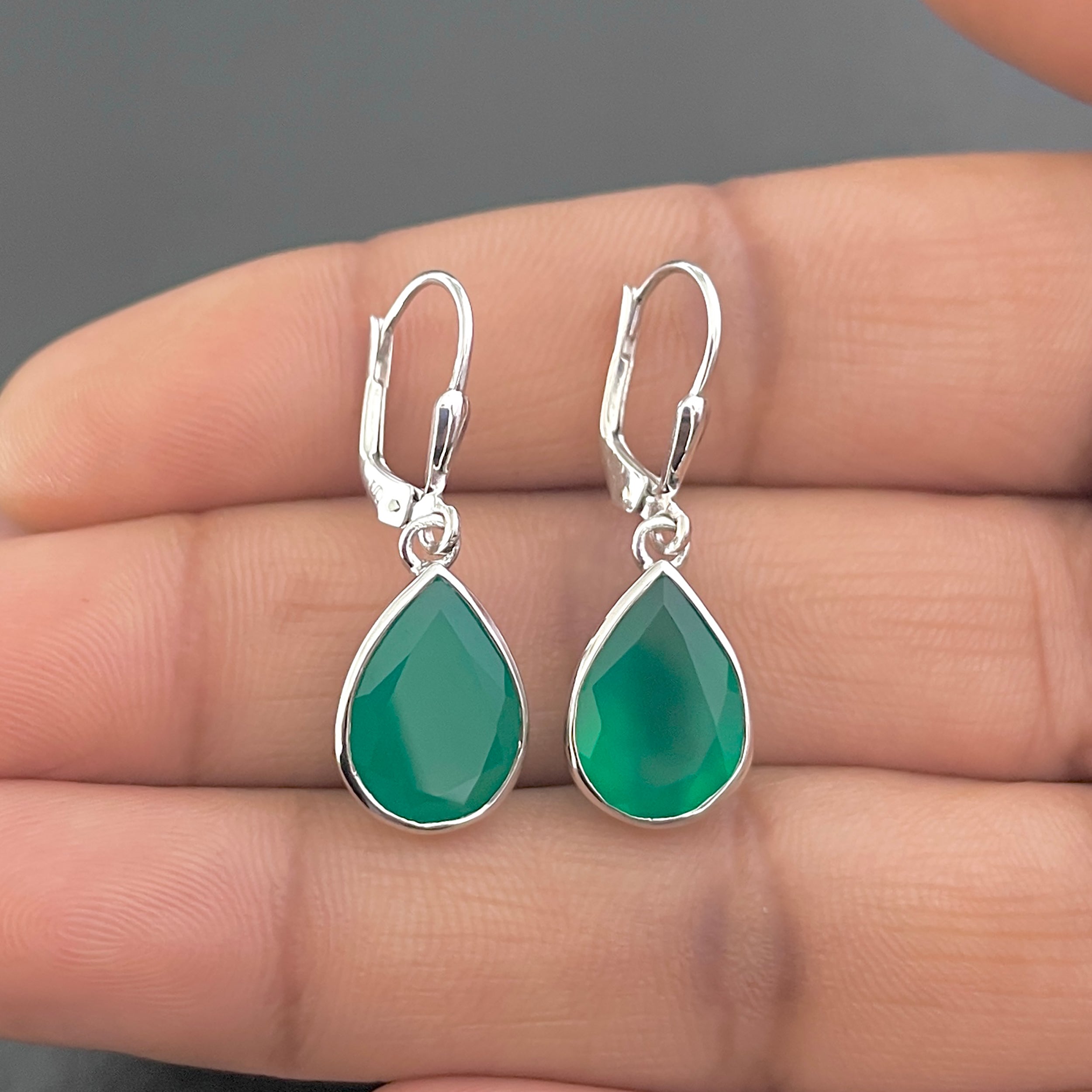 Green Onyx Leverback Earrings-(GRO-SE-1252.)