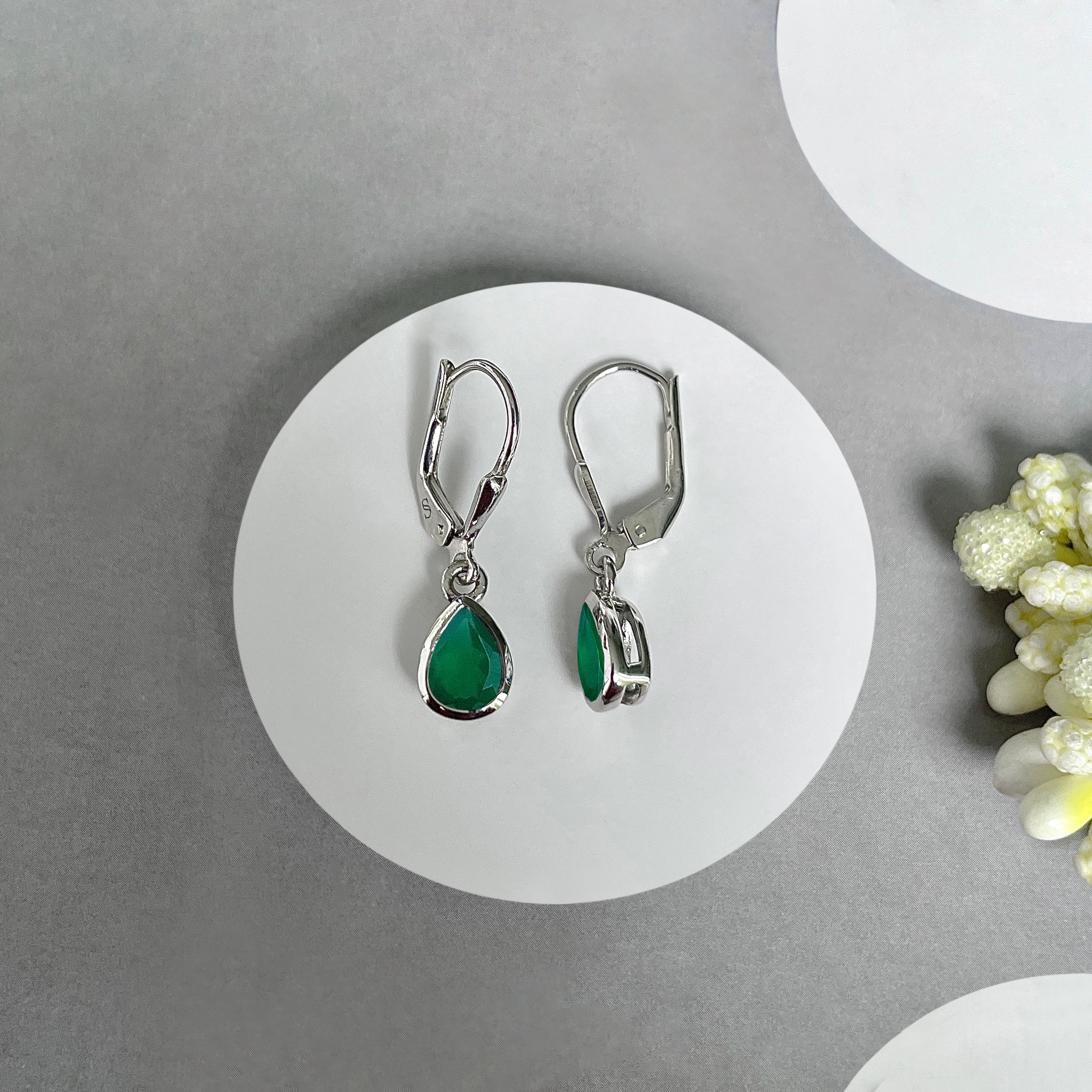 Green Onyx Leverback Earrings-(GRO-SE-1317.)