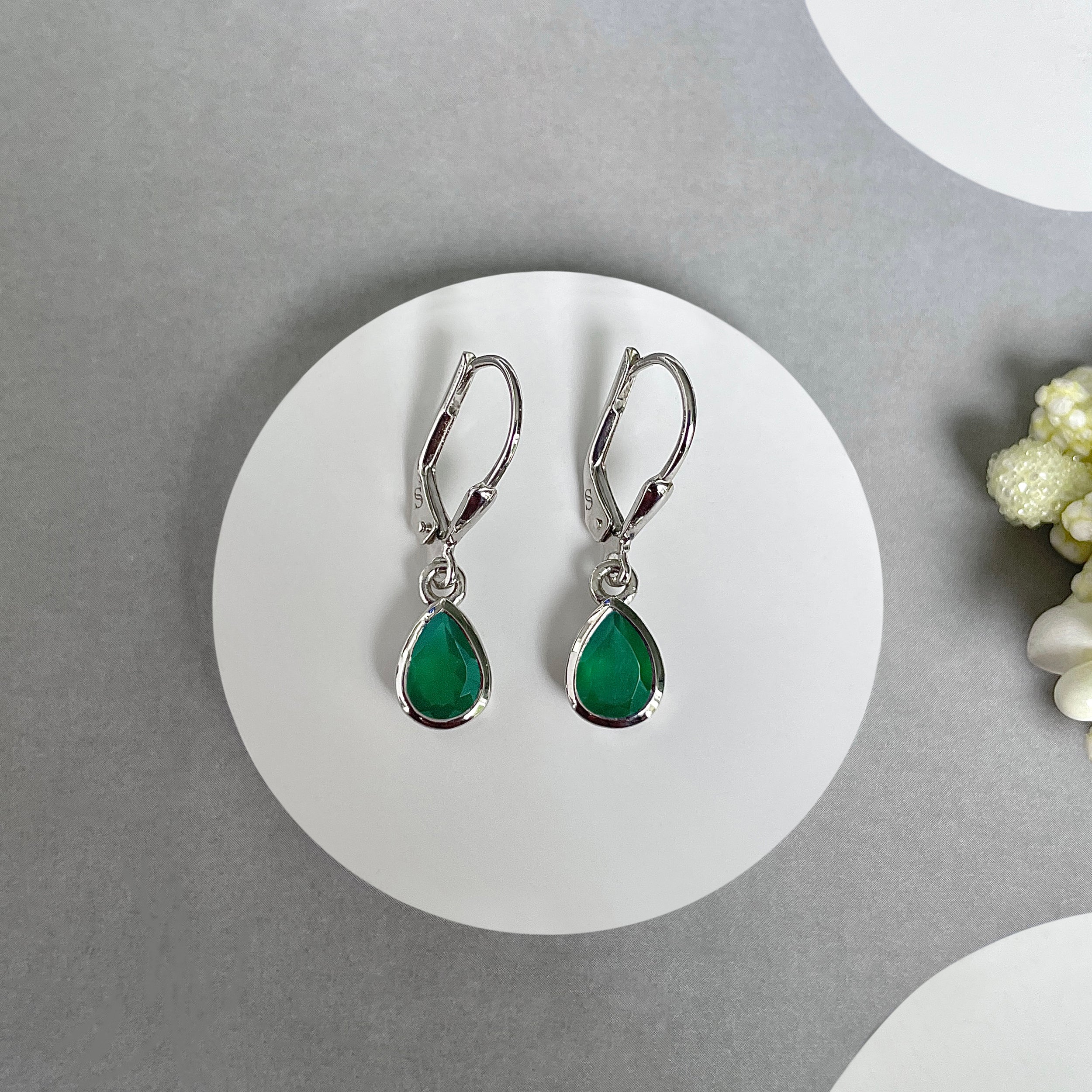 Green Onyx Leverback Earrings-(GRO-SE-1317.)