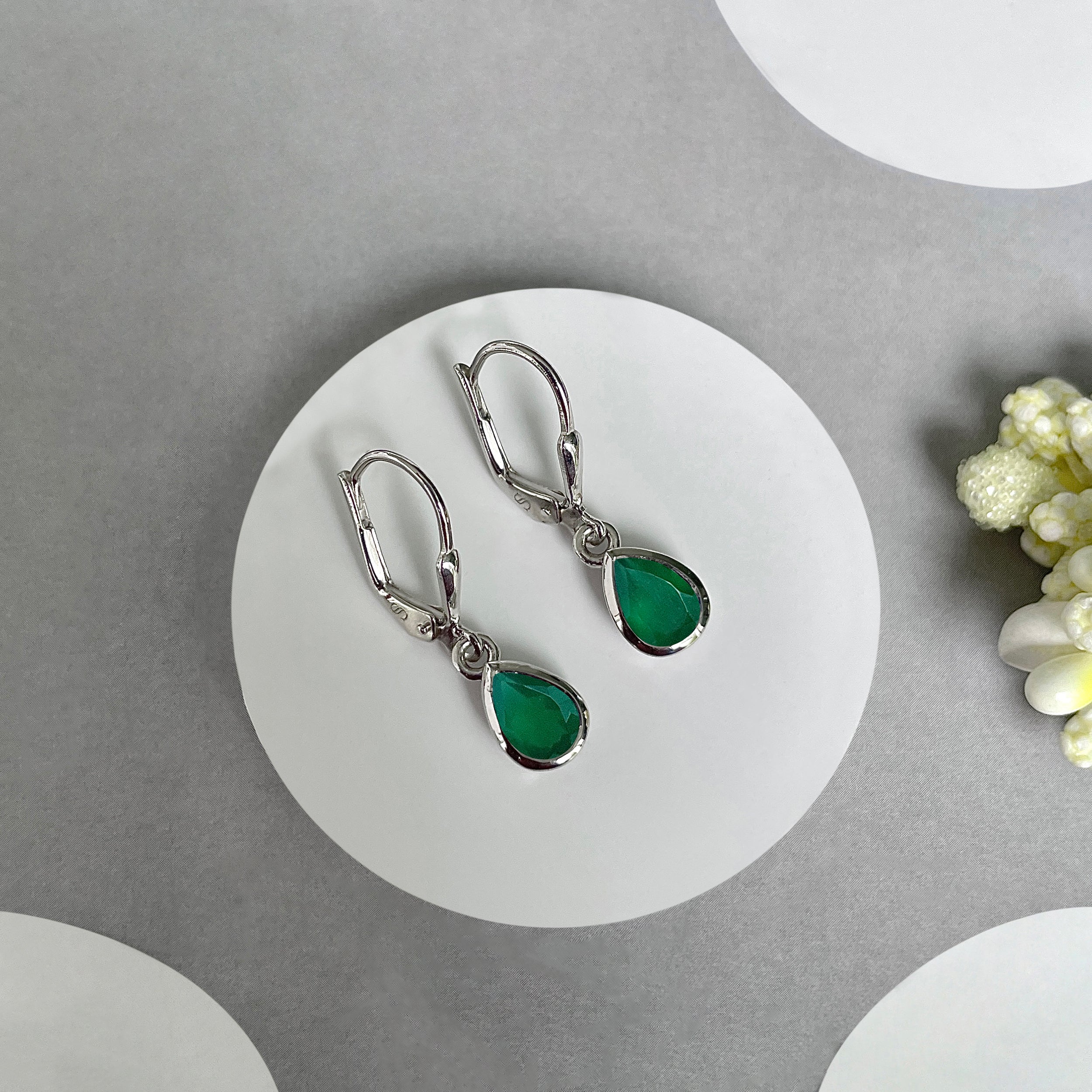 Green Onyx Leverback Earrings-(GRO-SE-1317.)