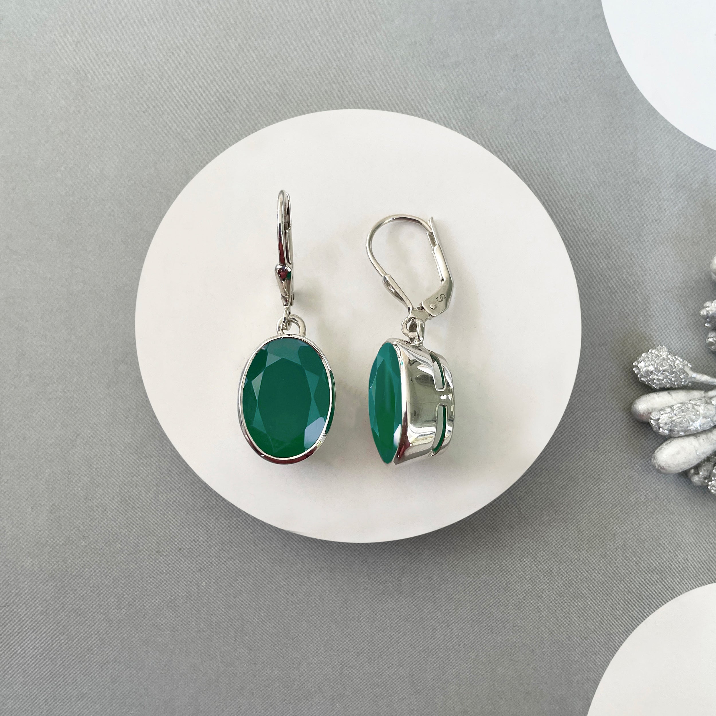 Green Onyx Leverback Earrings-(GRO-SE-709.)