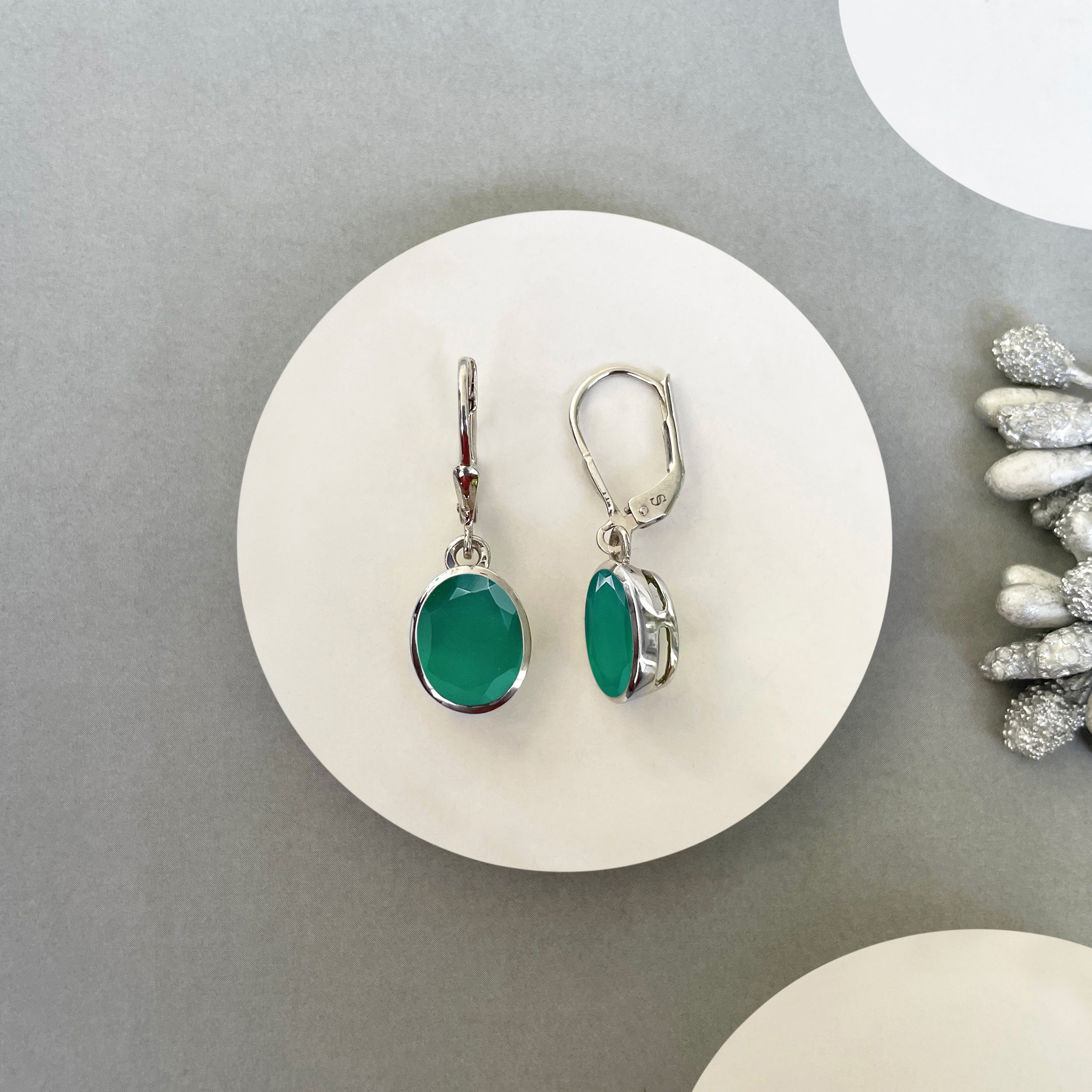 Green Onyx Leverback Earrings-(GRO-SE-713.)