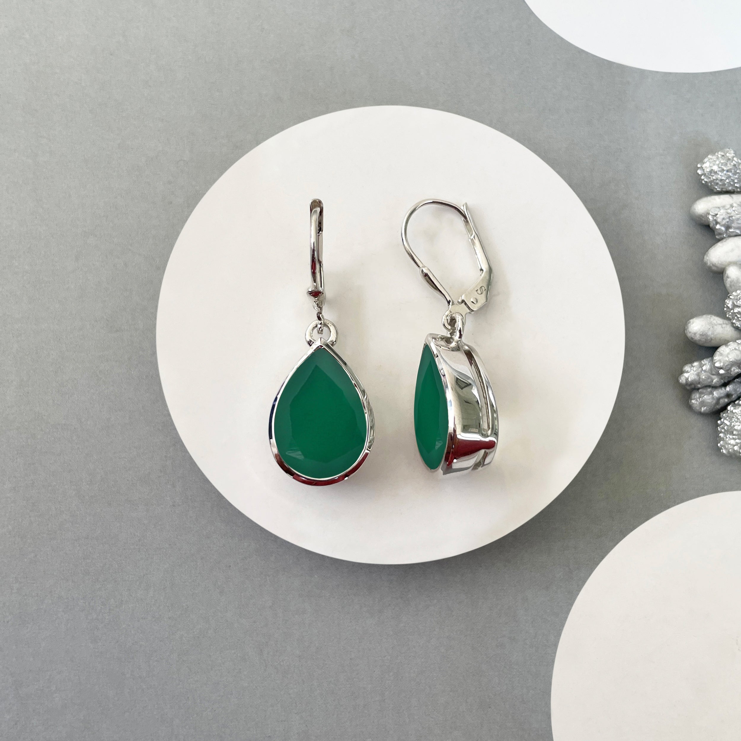 Green Onyx Leverback Earrings-(GRO-SE-725.)