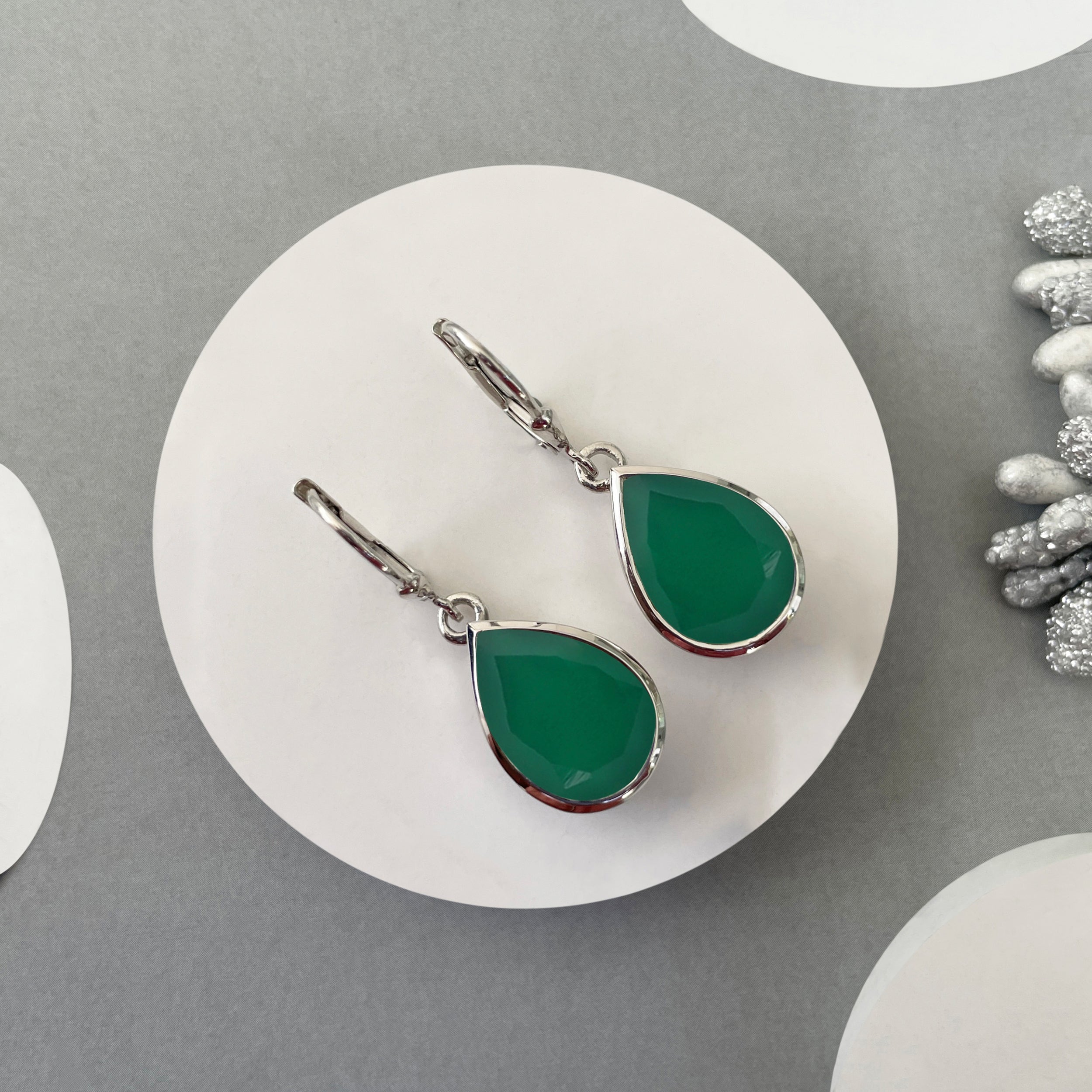 Green Onyx Leverback Earrings-(GRO-SE-725.)