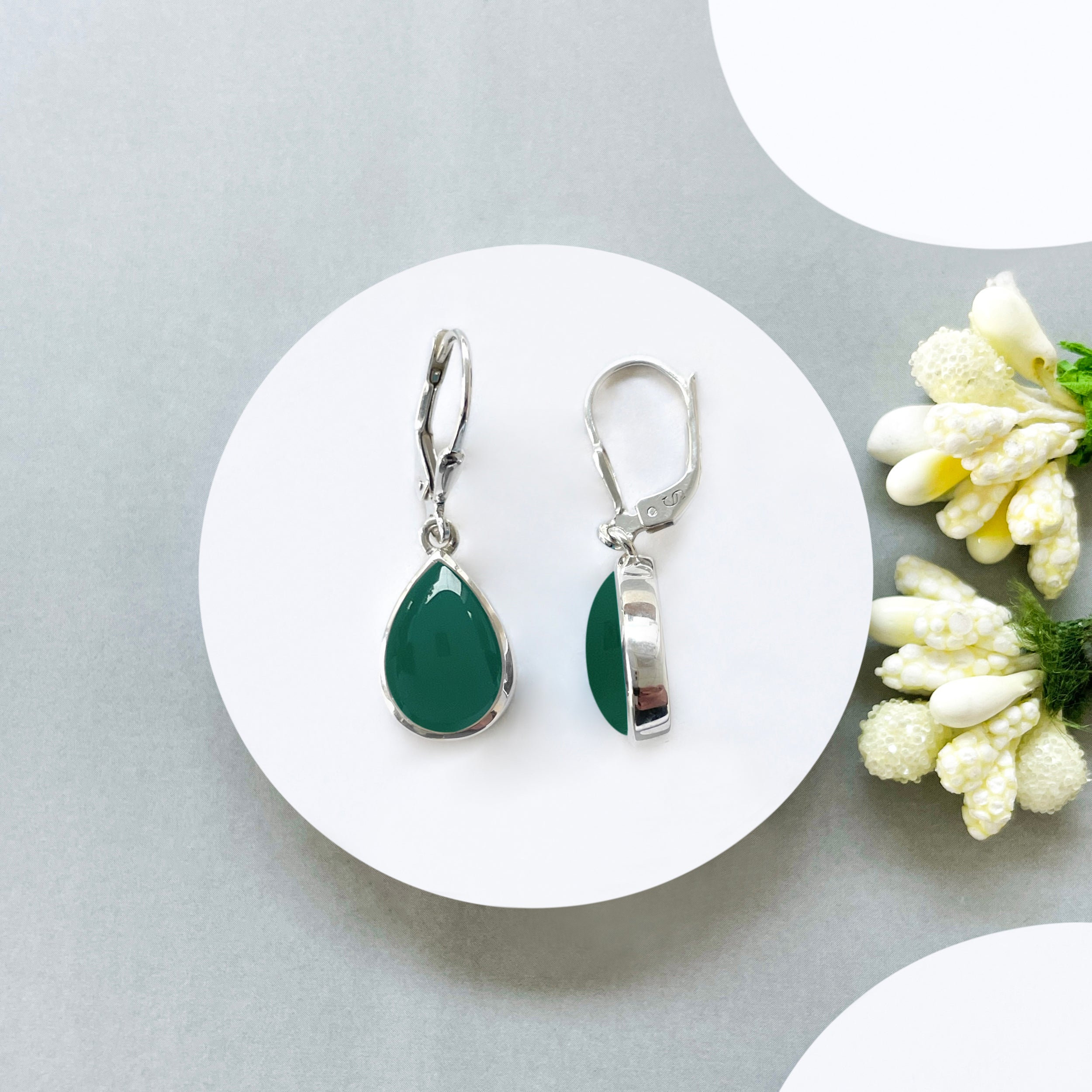 Green Onyx Leverback Earrings-(GRO-SE-729.)