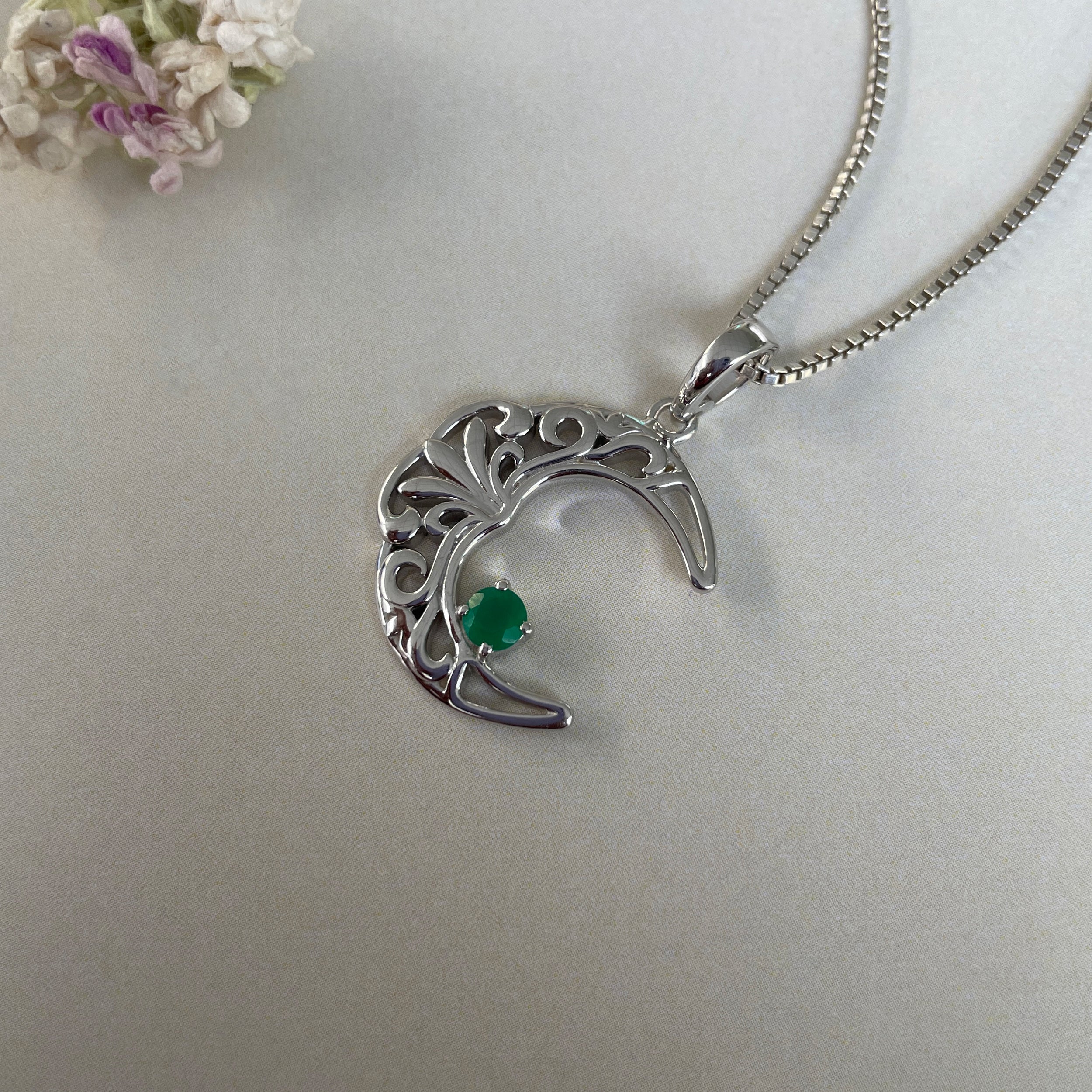 Green Onyx crescent Moon Pendant-(GRO-SN-150.)