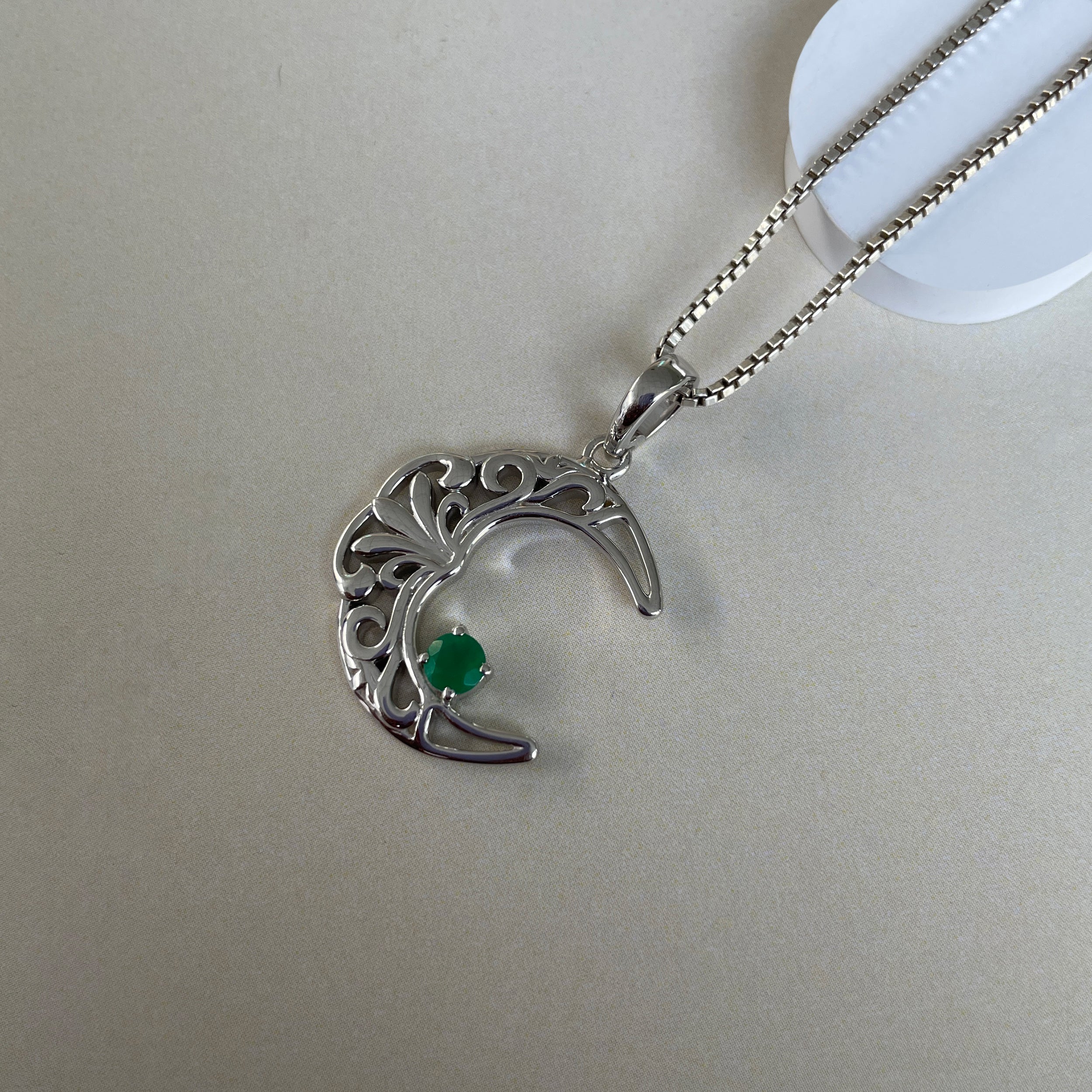 Green Onyx crescent Moon Pendant-(GRO-SN-150.)