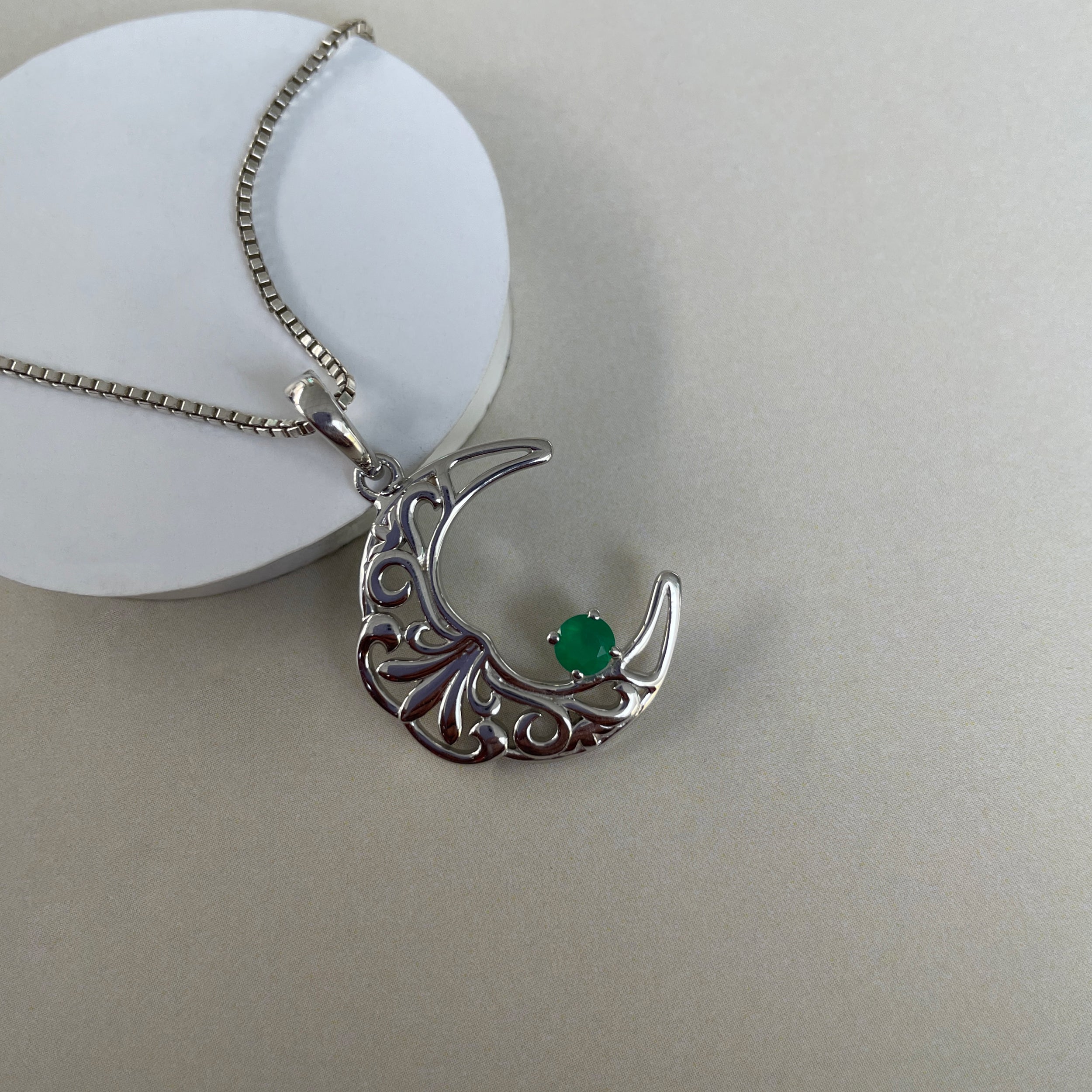 Green Onyx crescent Moon Pendant-(GRO-SN-150.)