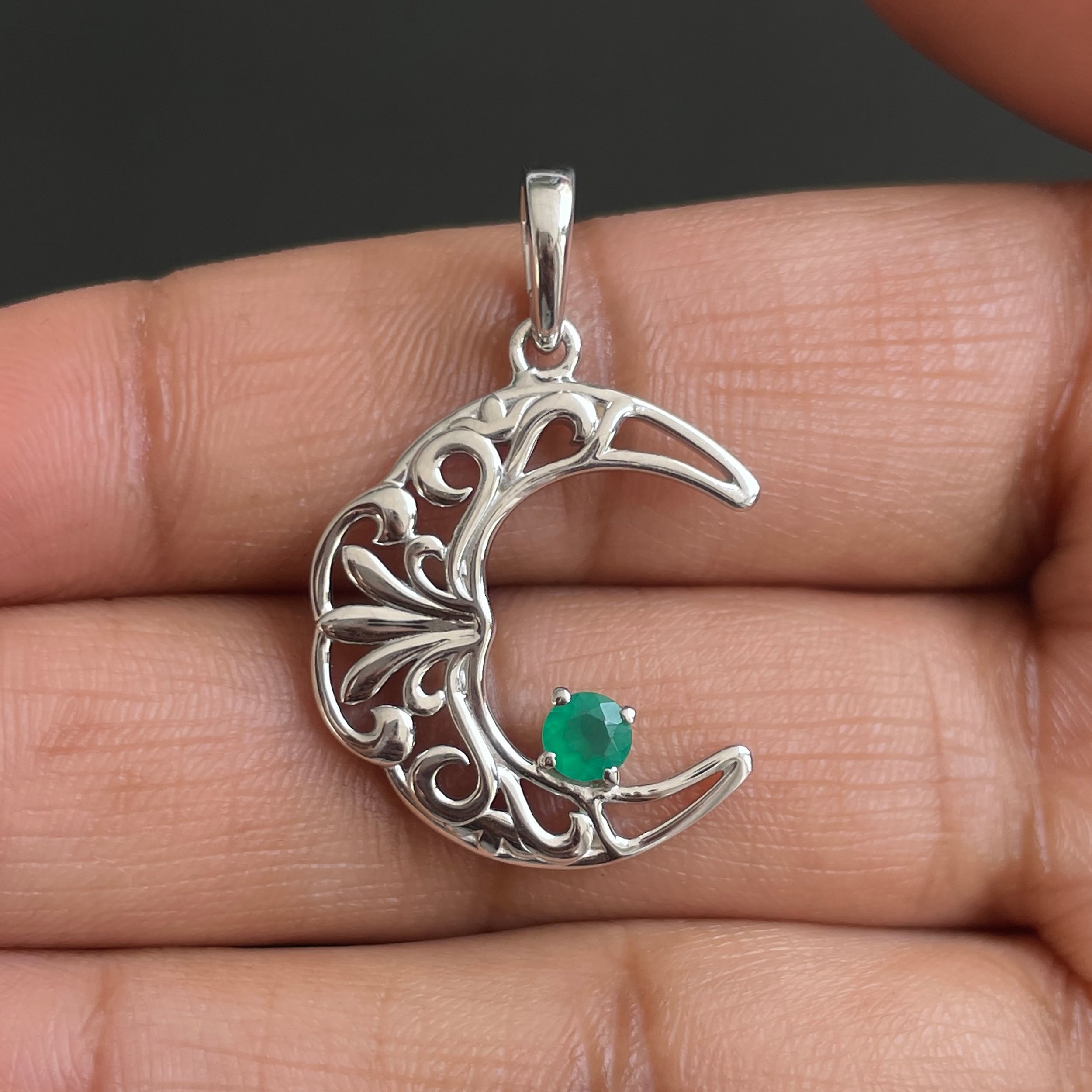 Green Onyx crescent Moon Pendant-(GRO-SN-150.)