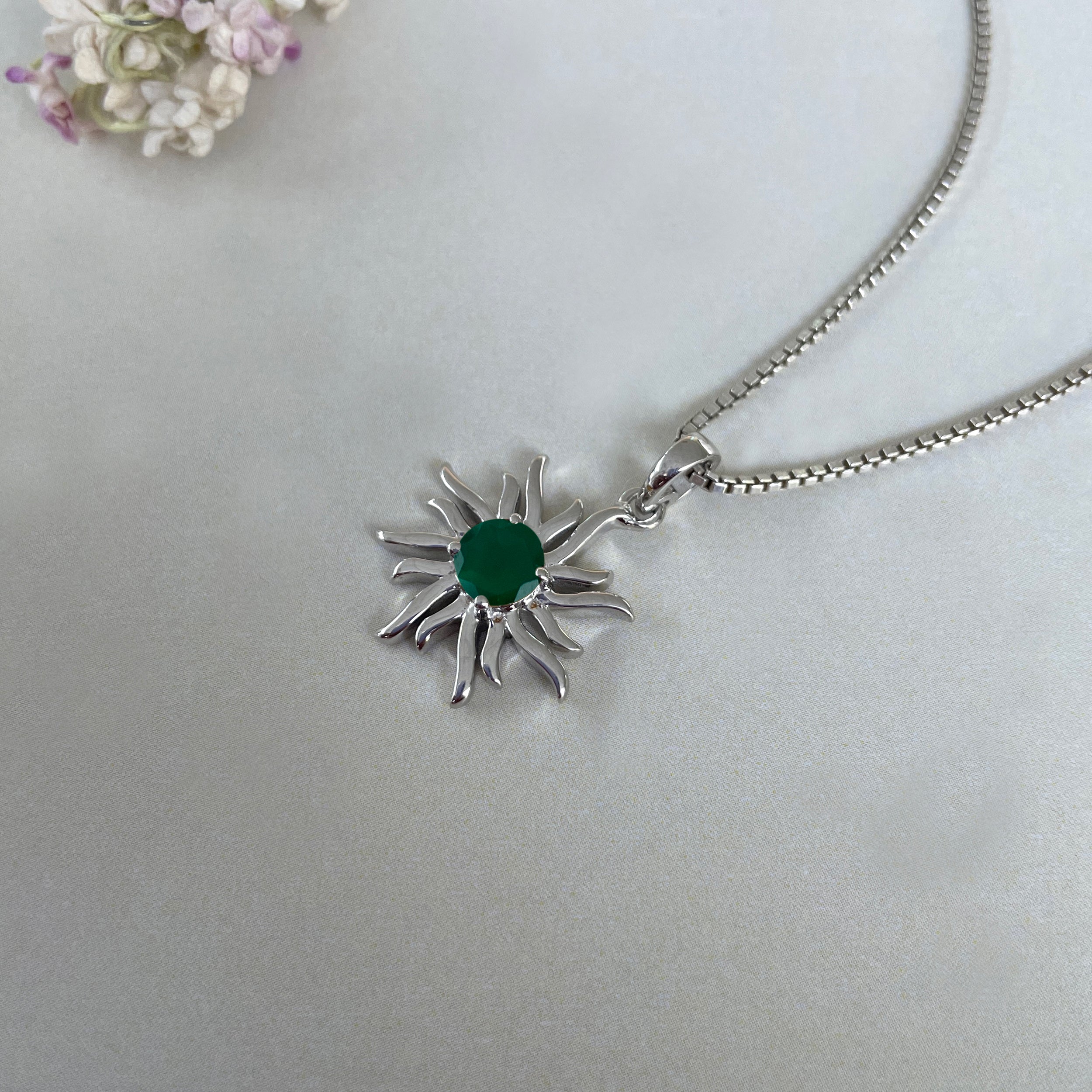 Green Onyx Sun Pendant-(GRO-SN-152.)