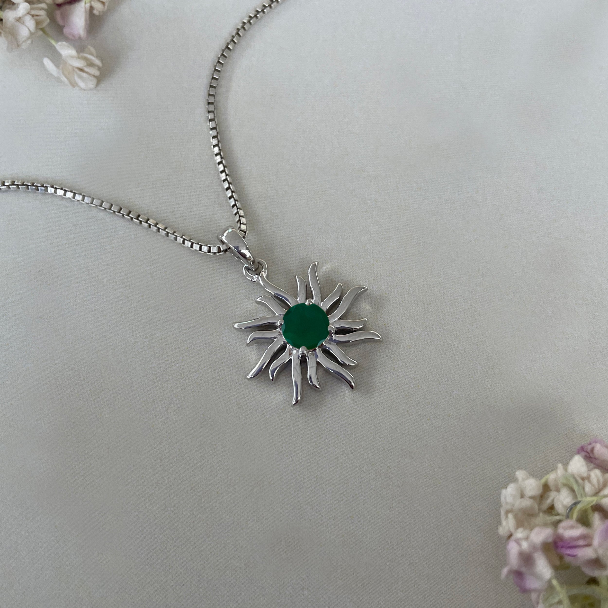 Green Onyx Sun Pendant-(GRO-SN-152.)