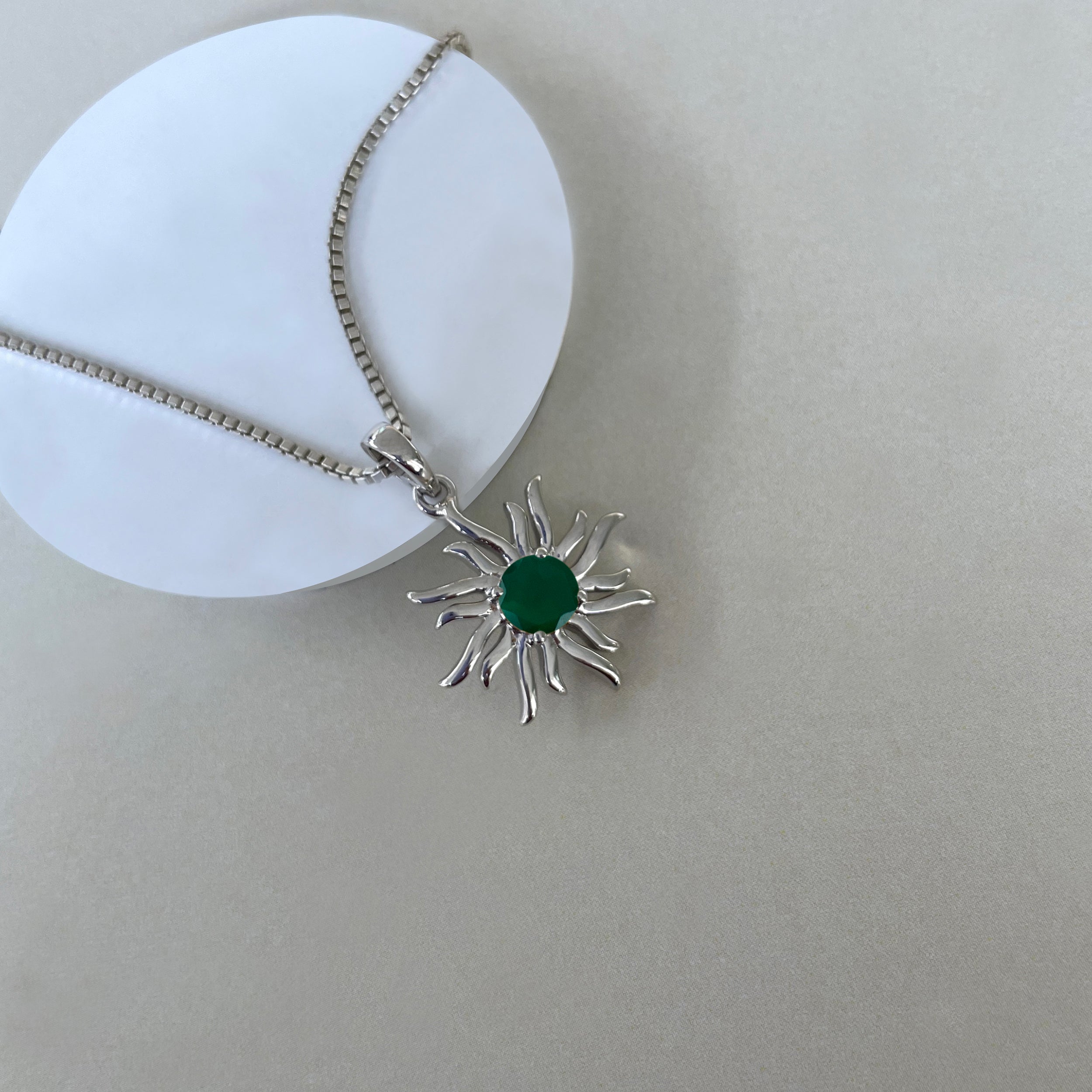 Green Onyx Sun Pendant-(GRO-SN-152.)