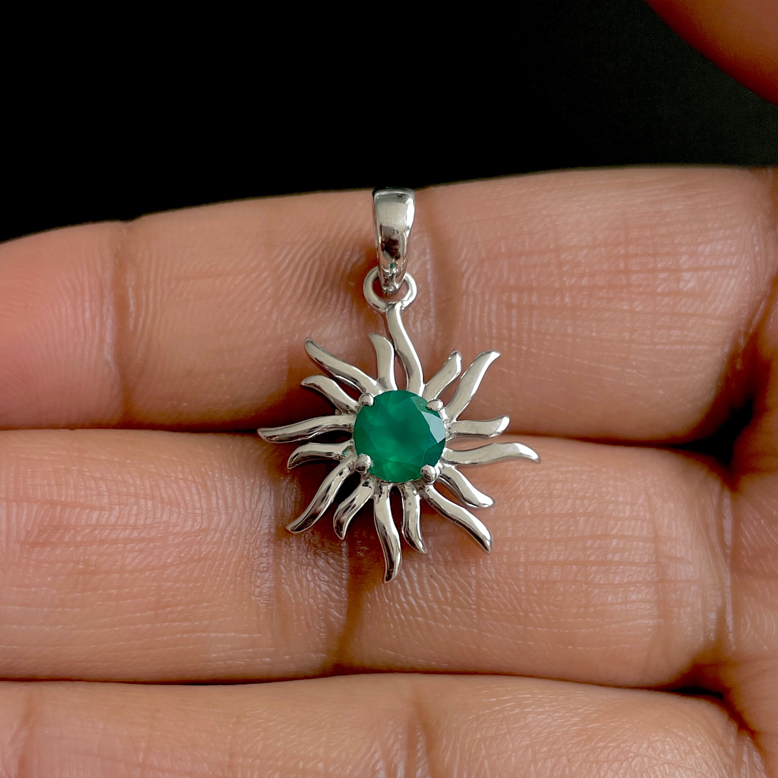Green Onyx Sun Pendant-(GRO-SN-152.)