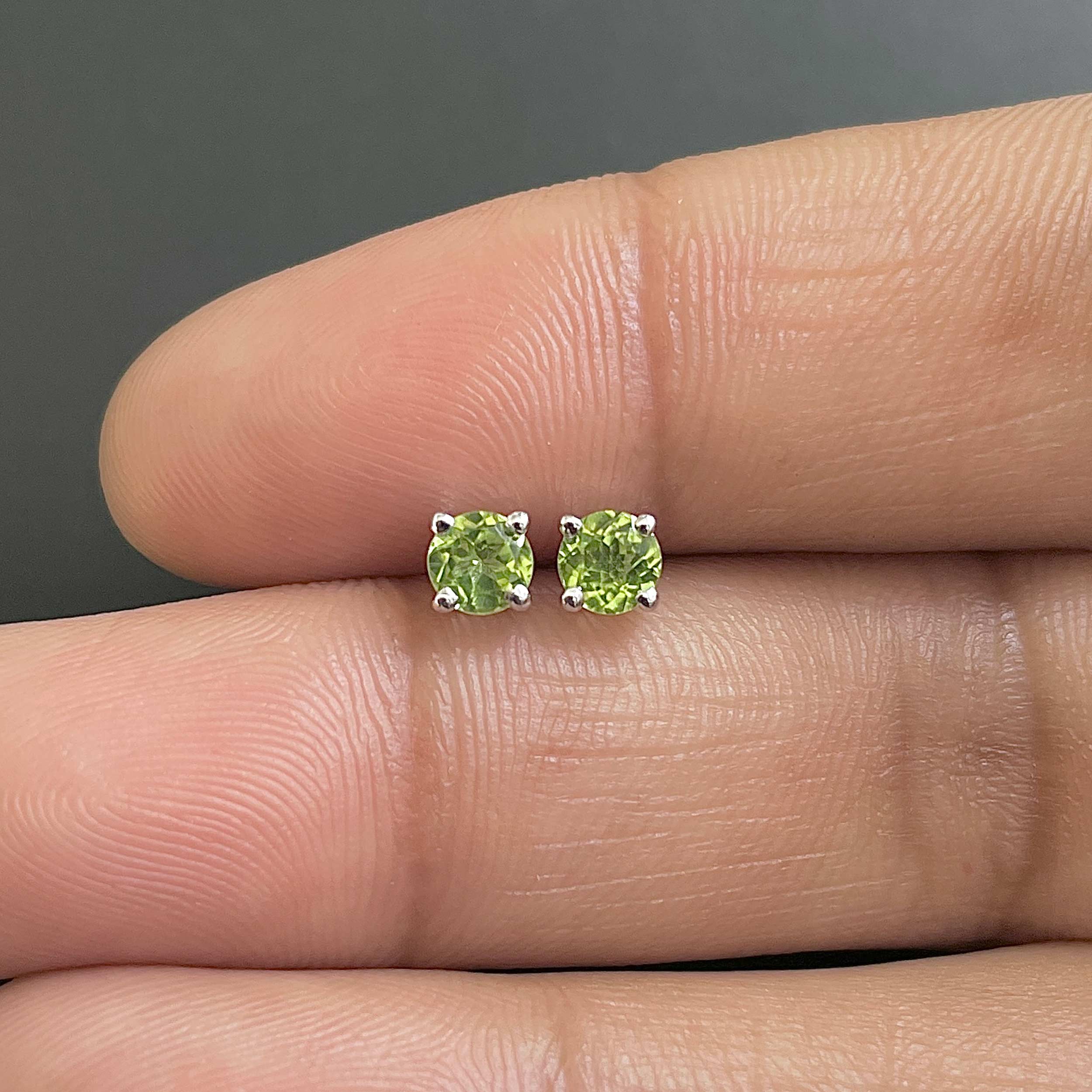 Peridot Stud Earrings-(PER-SE-1023.)
