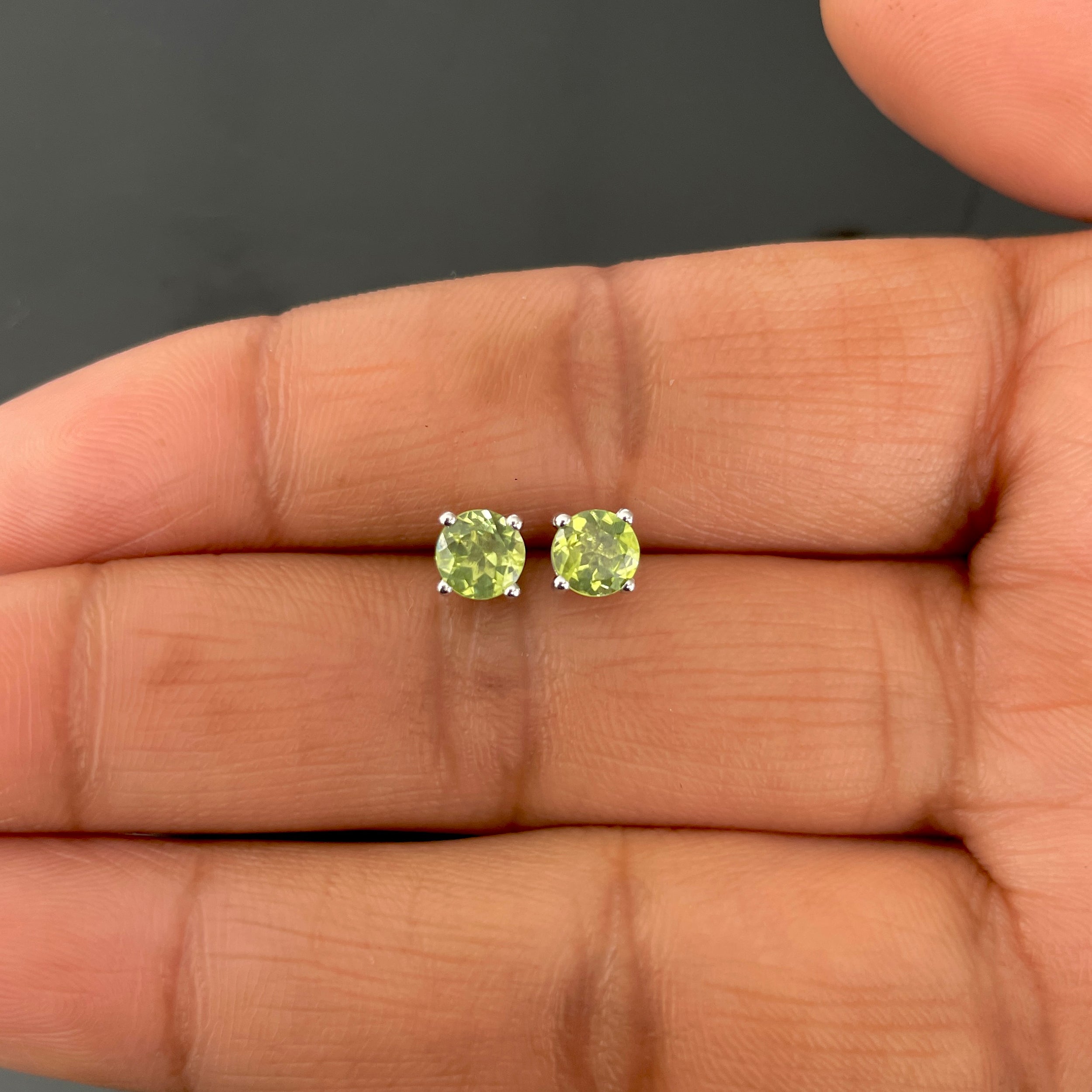 Peridot Stud Earring-(PER-SE-1321.)
