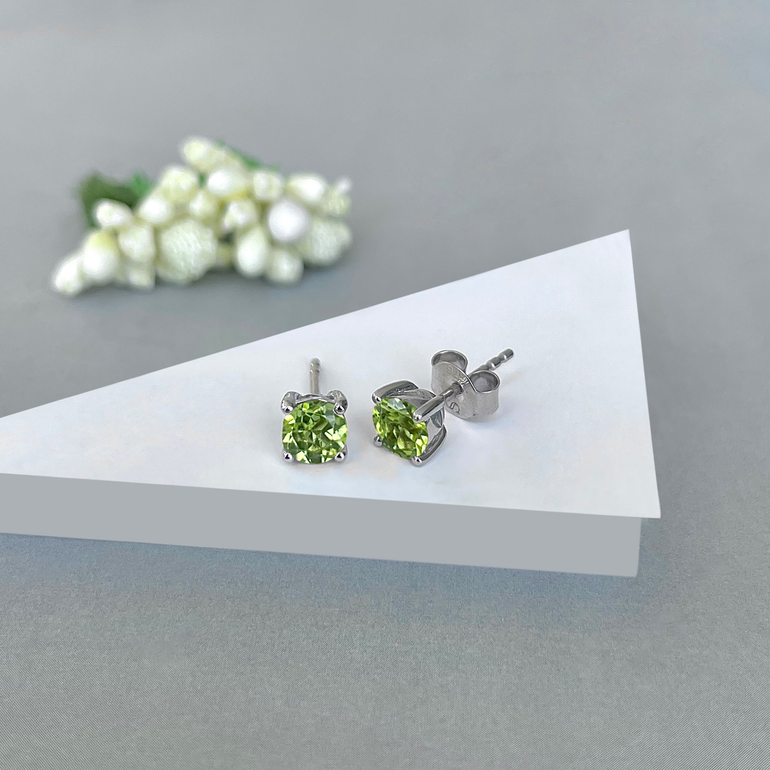 Peridot Stud Earring-(PER-SE-1321.)