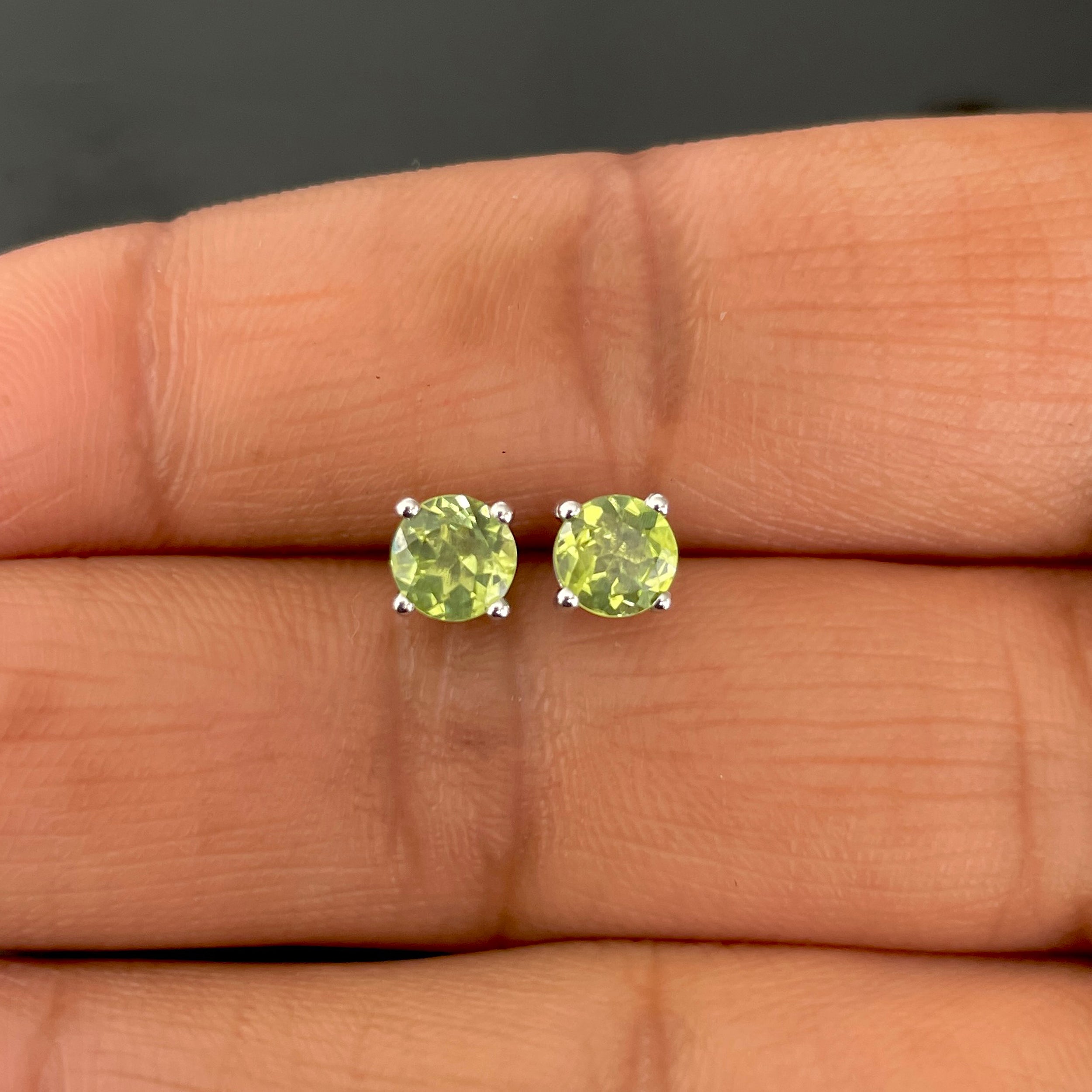 Peridot Stud Earring-(PER-SE-1321.)