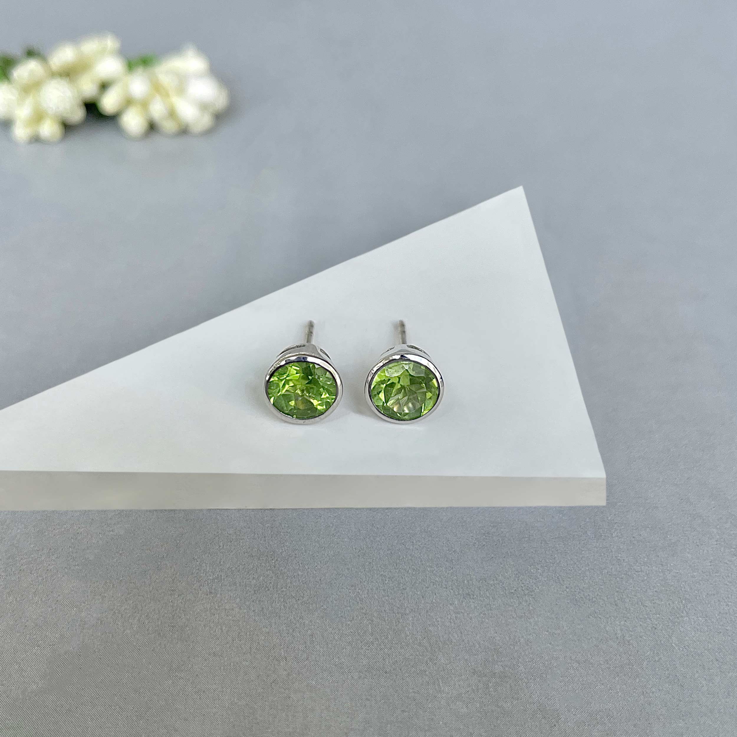 Peridot Stud Earrings-(PER-SE-1426.)