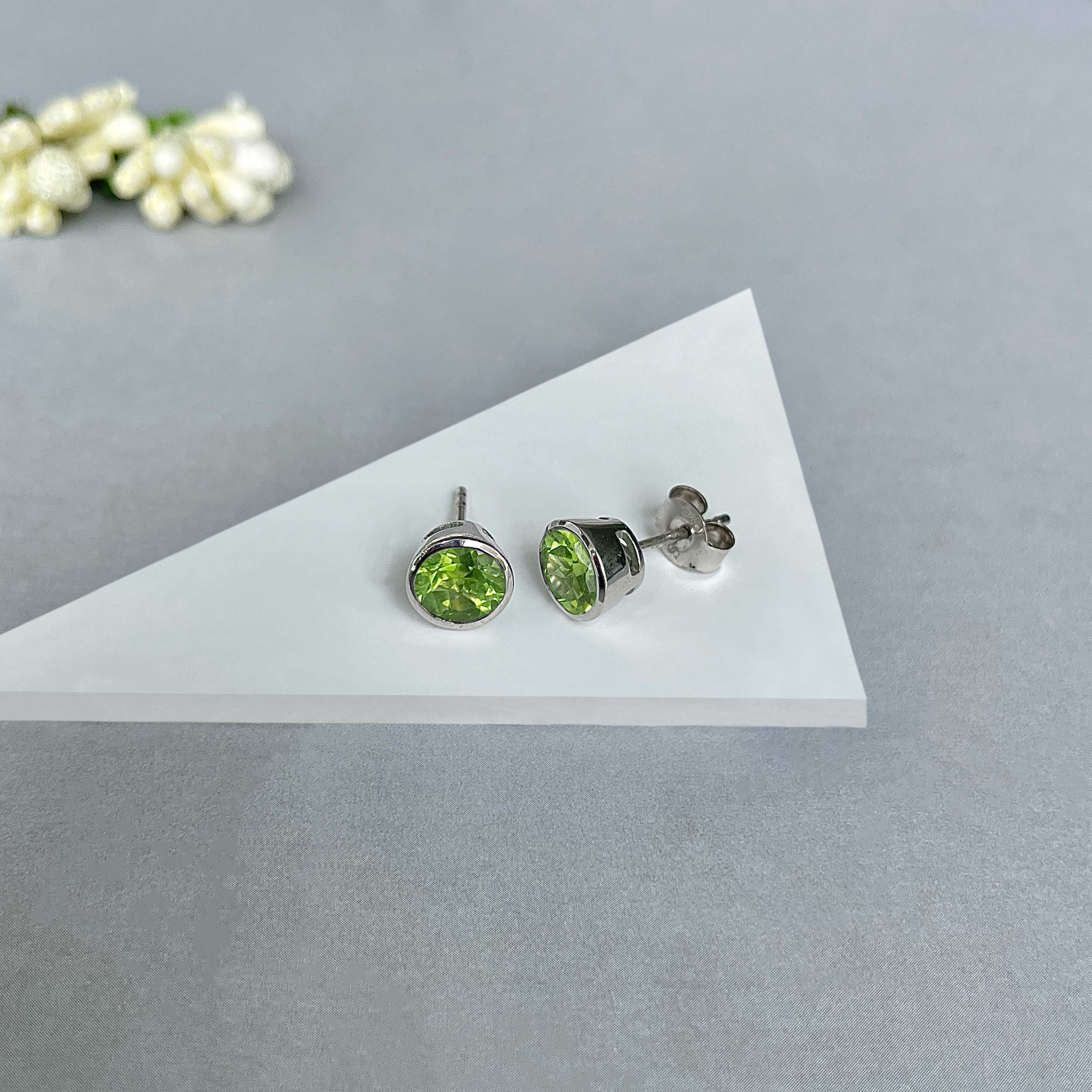 Peridot Stud Earrings-(PER-SE-1426.)