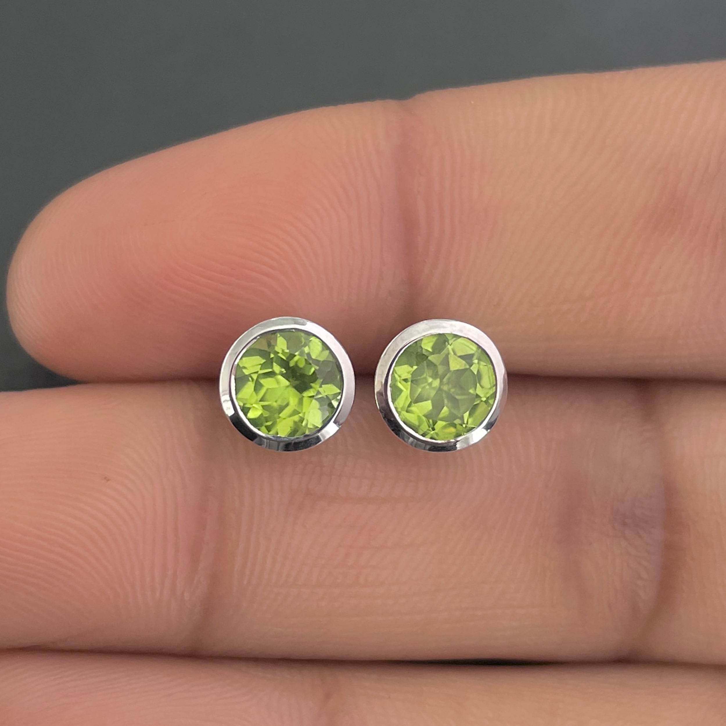 Peridot Stud Earrings-(PER-SE-1426.)